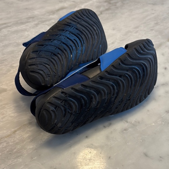 Nike Blue and Black Sandals with Closed Toe Design - Picture 4 of 4